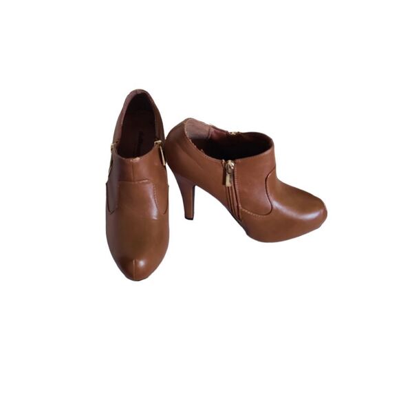 DOLLHOUSE Women's Piped Toe Bootie - Picture 1 of 5